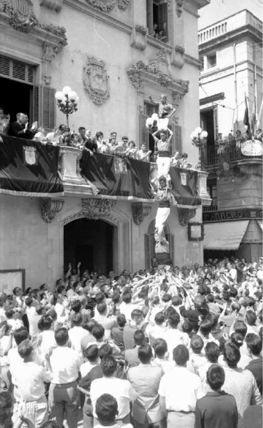 Pilar de cinc girat davant la balconada de la Casa de la Vila, a la Festa Major del 1961, amb el Mènec, l’Àngel Batet, el Ramonet i el Melilla (ACAP, fons Durich).