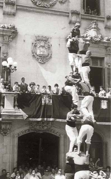 Intent de torre de set el 31-VIII-1961, amb el Mènec i el Boada (segons), Àngel Batet i Lluís Hill (terços), Antolín i Polo (quarts), dos de Valls (dosos), Montoya i Melilla (aixecador i enxaneta); aquell dia se’n van fer dos d’intents (col·lecció Josep Miret).