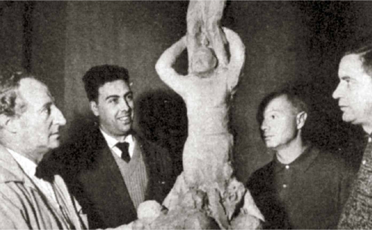 Visita al taller de l’escultor Cañas a començament de l’any 1962 (del llibre Món Casteller).