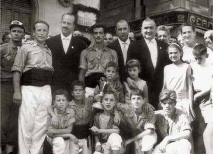 Els Administradors de la Festa Major del 1962 amb el capdavanter vallenc Pep de la Llet, el casteller Àngel Batet i la canalla de la Colla Vella dels Xiquets de Valls (entre els quals, el Melilla), amb el trofeu conquerit el dia de Sant Fèlix