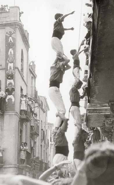 Pilars de quatre portats al balcó a la Festa Major del 1962; els segons són Max Margalef (al fons, amb el Ramonet al terç) i Josep Inglada (col·lecció Maximí Margalef).